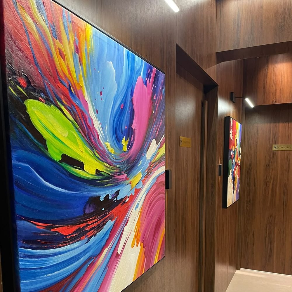 Corredor do Instituto com quadros de arte contemporânea sobre a marcenaria de madeira